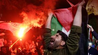 İran'ın İsrail'e saldırısı sonrası Tahran'da kutlama! Filistin ve İran bayraklarıyla sokaklara çıktılar