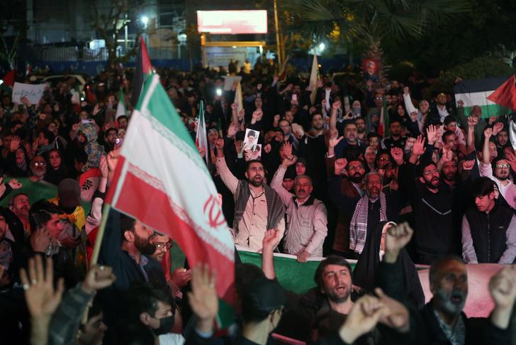 İran'ın İsrail'e saldırısı sonrası Tahran'da kutlama! Filistin ve İran bayraklarıyla sokaklara çıktılar G3