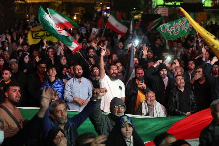 İran'ın İsrail'e saldırısı sonrası Tahran'da kutlama! Filistin ve İran bayraklarıyla sokaklara çıktılar G5