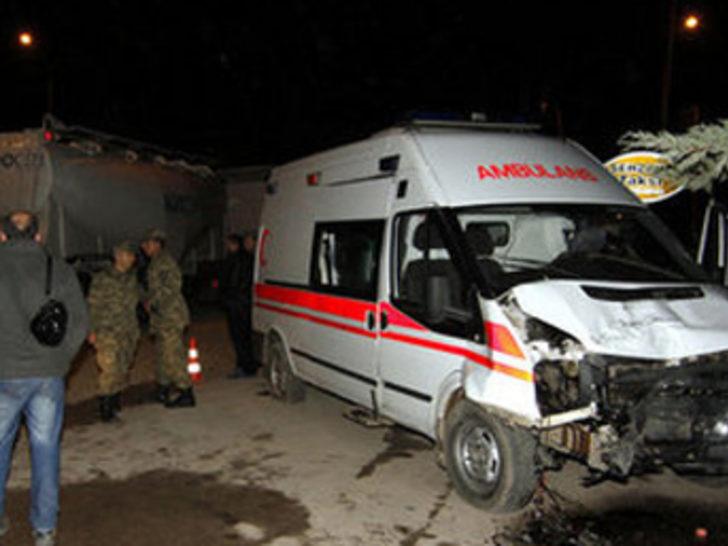 Askeri ambulansla minibüs çarpıştı: 14 yaralı
