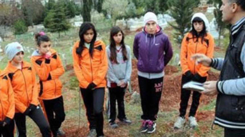 Sporcularına &ldquo;mezarlıkta&rdquo; &ouml;ğ&uuml;t verdi