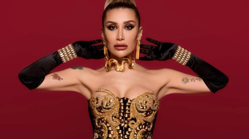 İrem Derici'nin iddialı sahne tarzı sosyal medyayı salladı! Sevgilisinin çektiği pozlara yorum yağdı: "Hadise sandım"