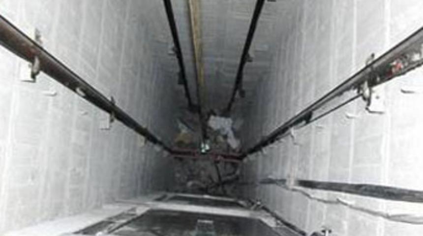 Asansörü çaldılar