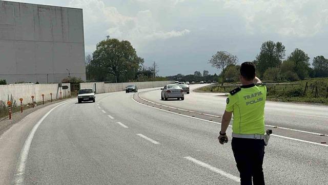 Selektörle radar uyarısına ceza yağdı! O sürücüler polislerin dikkatinden kaçmadı 640xauto