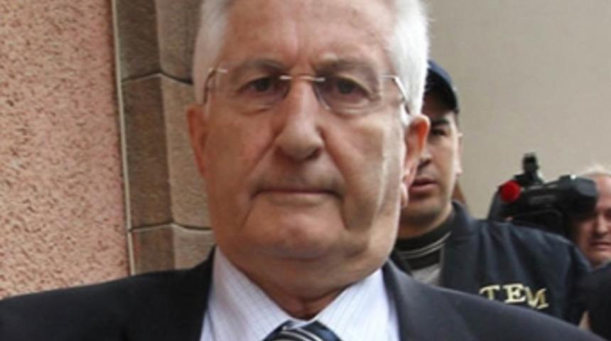 &Ccedil;evik Bir: O &ccedil;ıktıysa ben neden i&ccedil;erideyim