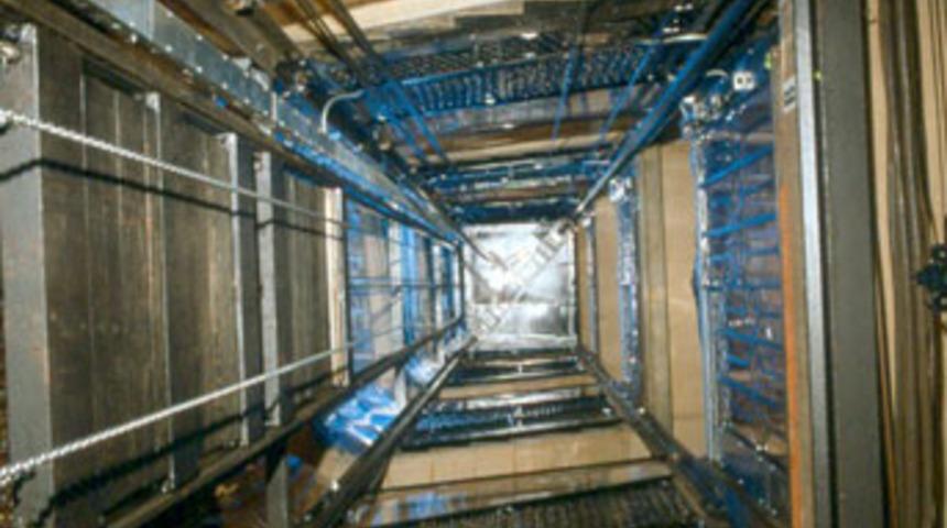 Y&uuml;k asans&ouml;r&uuml; &uuml;zerine d&uuml;şt&uuml;