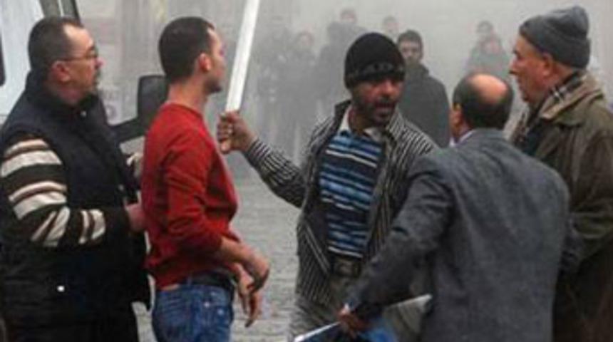 Tezgahına el konulunca bı&ccedil;akla saldırdı