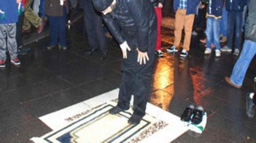 Yeni yıla namaz kılarak girdi