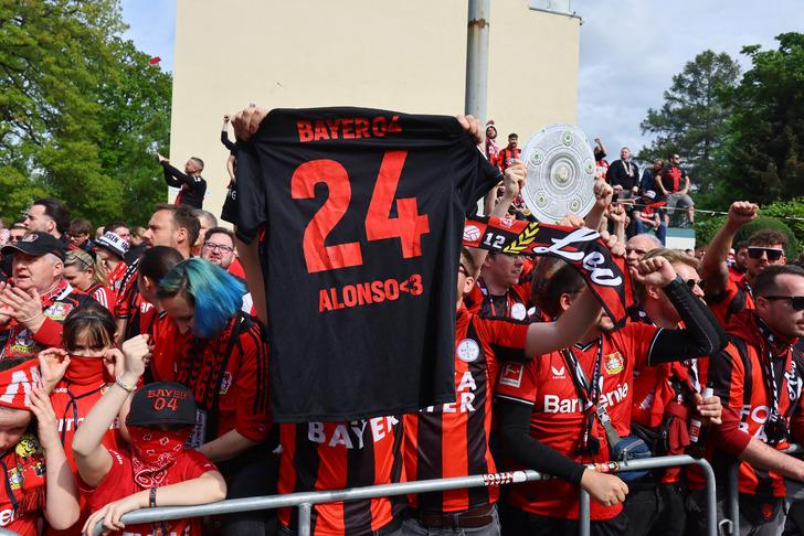 Son dakika: Bayer Leverkusen 119 yıllık tarihinde ilki yaşadı! Bayern Münih'in 11 yıllık şampiyonluk  hegemonyasını kırdılar G4