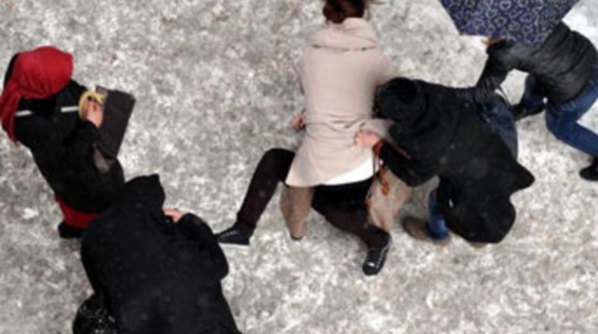 Kızlar tekme-tokat birbirine girdi