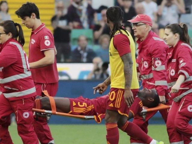 Kalbini tutarak yere yığıldı! Maç tatil edildi