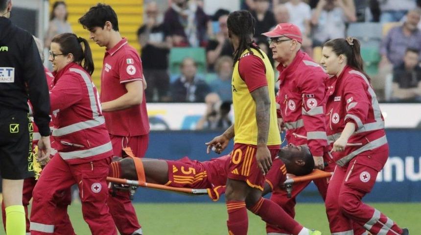 Udinese-Roma maçında yürekler ağza geldi! Evan Ndicka'nın fenalaşarak yere yığıldı, maç tatil edildi