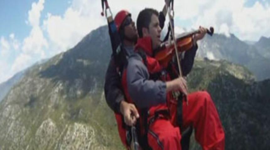 Bin 500 metrede aşka geldi!