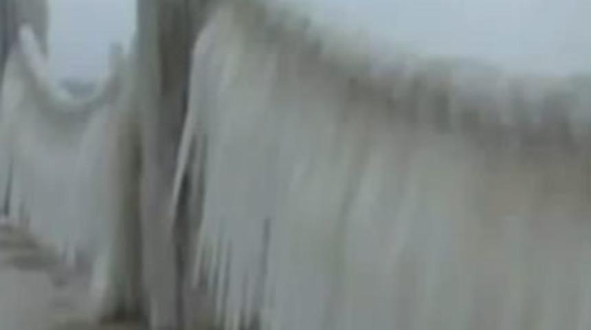 Dalgalar bile dondu!