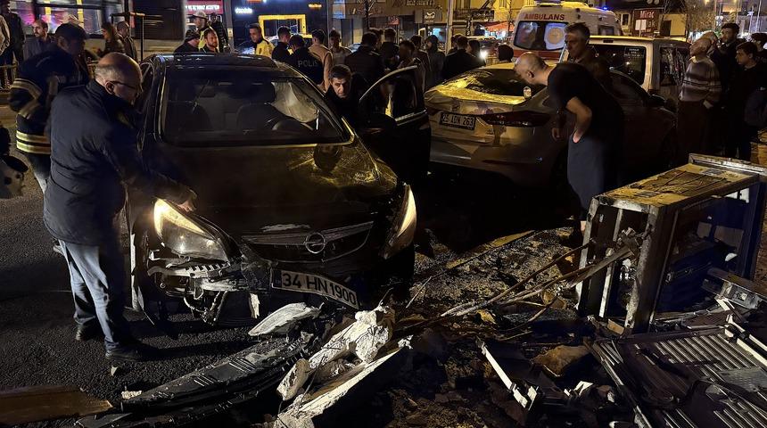 Erzurum'da trafoya çarptıktan sonra devrilen otomobildeki 2 kişi yaralandı