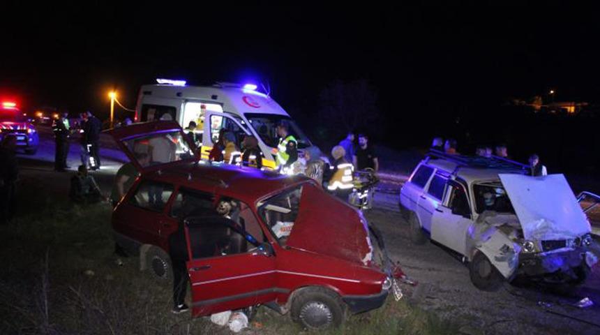 Çanakkale’de iki otomobil kafa kafaya çarpıştı! Yaralılar var