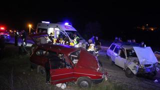 Çanakkale’de iki otomobil kafa kafaya çarpıştı! Yaralılar var