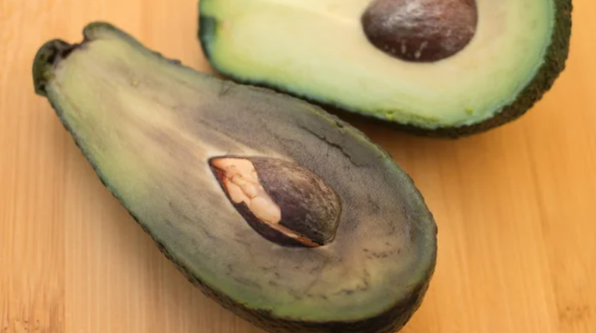 Avokadoların uzun s&uuml;re kararmaması i&ccedil;in basit t&uuml;yoyu paylaştı! Asla israf etmeyeceksiniz