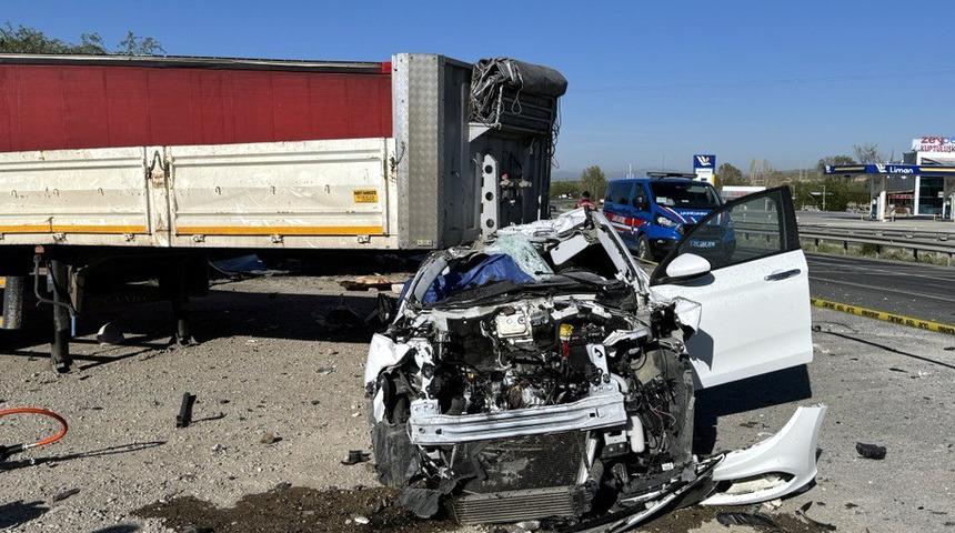 Kırıkkale'de trafik kazasında 1 kişi hayatını kaybetti, 2 kişi yaralandı