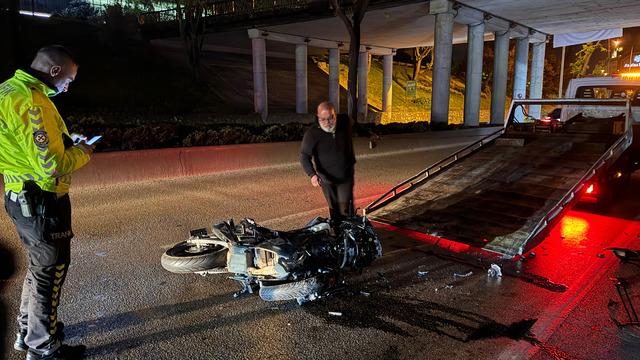 Bursa'da iş makinesine çarpan motosikletin sürücüsü ağır yaralandı