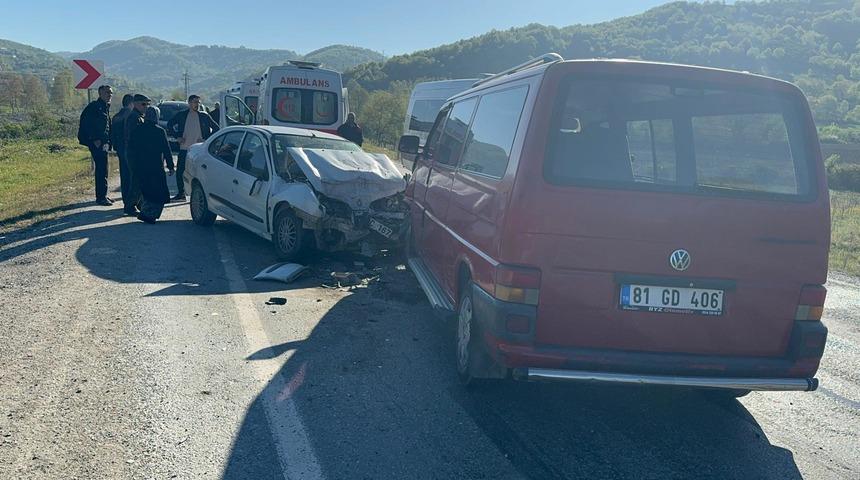 Düzce'de otomobil ile panelvanın çarpıştığı kazada 5 kişi yaralandı