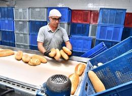 'Zor günleri beraber atlatacağız' dedi: İzmir'in yeni belediye başkanı fiyatları düşürdü: Halk ekmek, 7 liradan 5 liraya indi