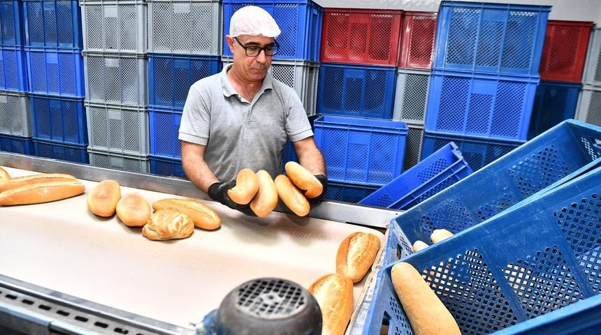 'Zor günleri beraber atlatacağız' dedi: İzmir'in yeni belediye başkanı fiyatları düşürdü: Halk ekmek, 7 liradan 5 liraya indi