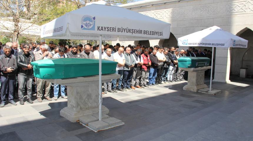 Kayseri'de karbonmonoksitten zehirlenerek ölen 2 kardeşin cenazesi toprağa verildi