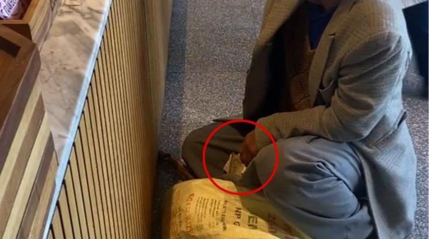 Diyarbakır’da kafede hasılatını tüm yapan dilenci kamerada