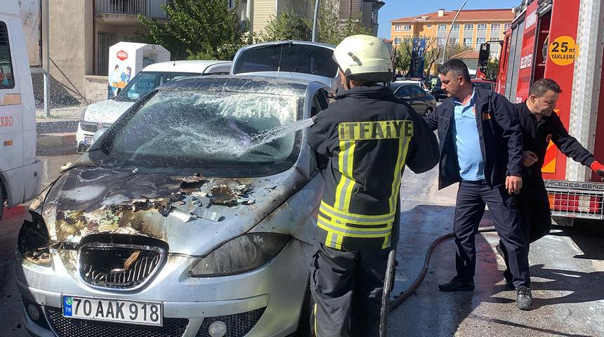 Kimse ne olduğunu anlayamadı! Trafik ışıklarında bekleyen otomobil bir anda alev aldı
