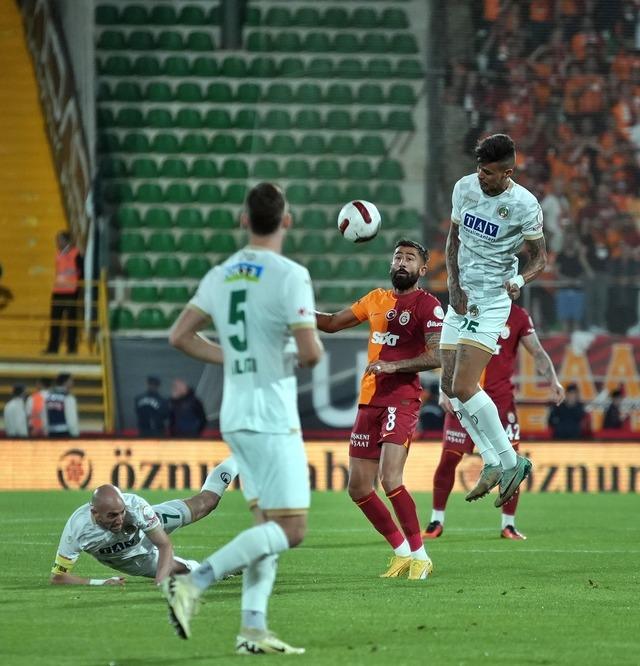 Aslan kilidi ikinci yarıda açtı! Galatasaray Alanyaspor'u 4-0 mağlup ederek liderliği Fenerbahçe'den geri aldı 640xauto