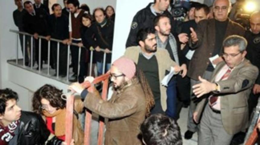 MS&Uuml;'de &ouml;ğrenciler rekt&ouml;r&uuml;n kapısına dayandı