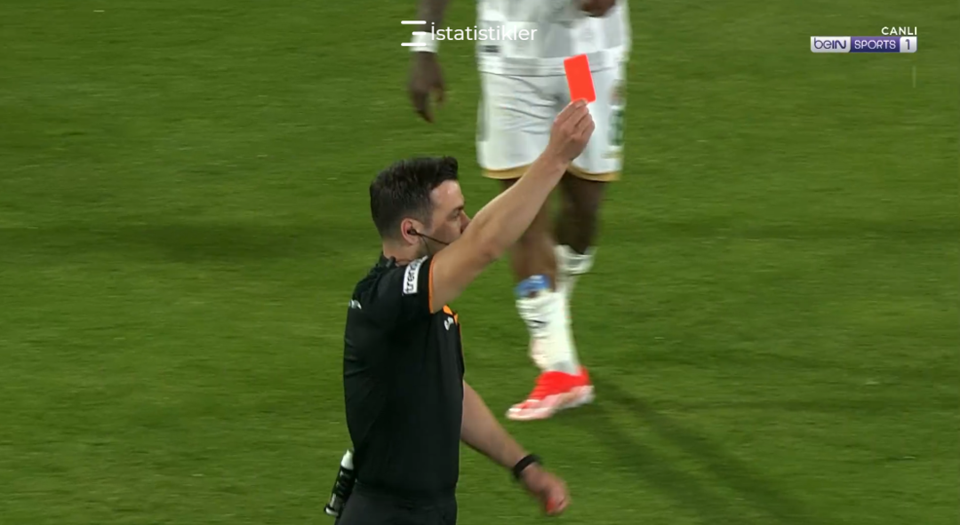 SON DAKİKA: Alanyaspor-Galatasaray ma&ccedil;ında Fatih Tekke &ccedil;ılgına d&ouml;nd&uuml;, hakemin &uuml;zerine y&uuml;r&uuml;y&uuml;nce kırmızı kart g&ouml;rd&uuml;