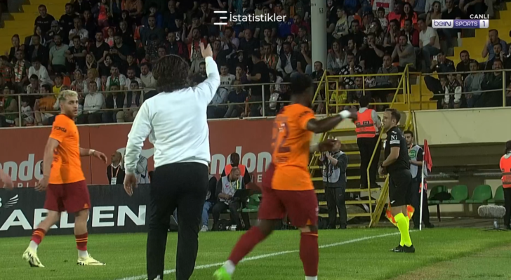 SON DAKİKA: Alanyaspor-Galatasaray maçında Fatih Tekke çılgına döndü, hakemin üzerine yürüyünce kırmızı kart gördü G5