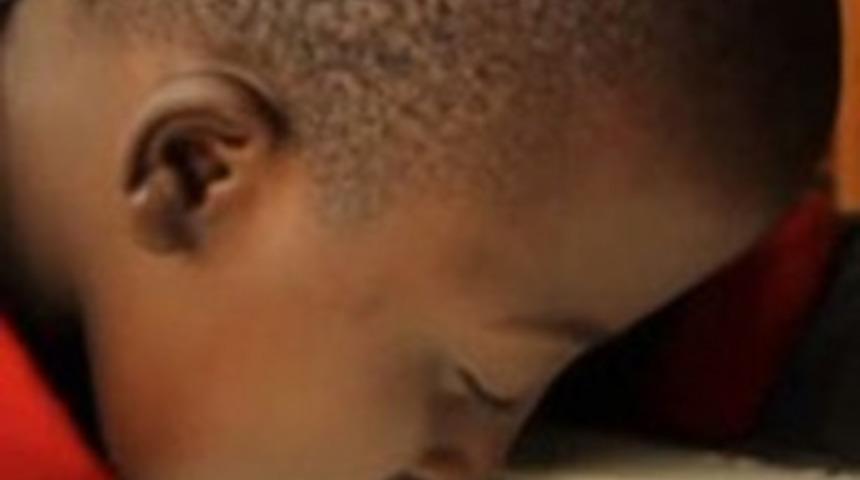 Dili ve dudağıyla okumayı &ouml;ğrendi