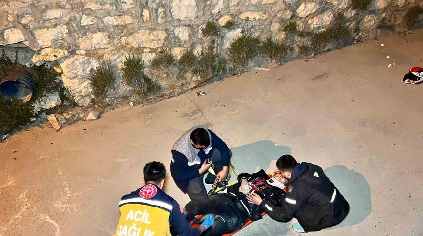 Burdur’da virajı alamayan motosikletli dereye uçarak yaralandı