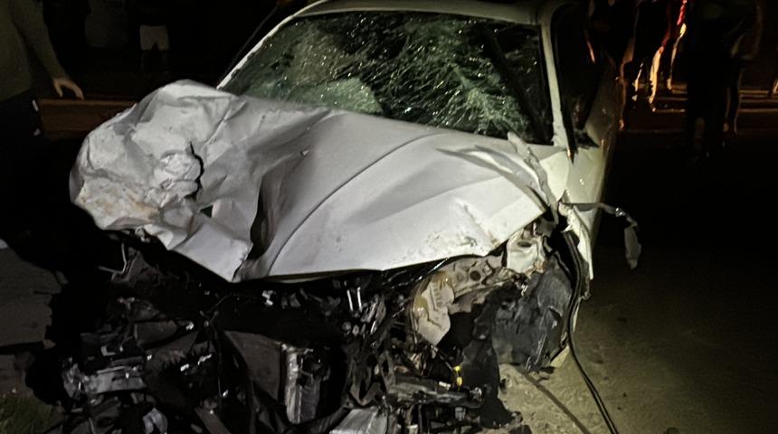 Hatay'da kontrolden çıkan otomobil park halindeki 2 araca çarptı, sürücü kaza yerini terk etti