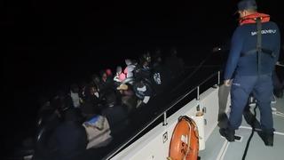 İzmir açıklarında 45 düzensiz göçmen yakalandı