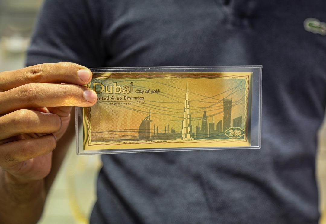 Hem altın hem para! Dubai&rsquo;de 24 ayar altından banknot basıldı: Her biri 0.1 gram altın ağırlığında