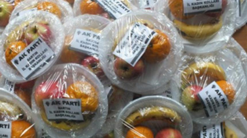 Parti logolu tabaklar öğretmenleri yaktı