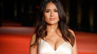 Salma Hayek adeta yıllara adeta meydan okuyor... Oyuncu iddialı tatil pozlarıyla sosyal medyayı salladı!