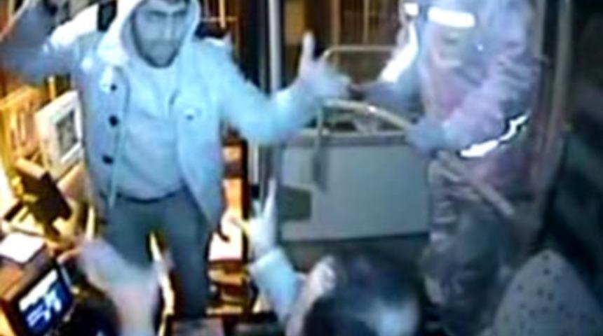 Yolcuların &ouml;n&uuml;nde otob&uuml;s şof&ouml;r&uuml;n&uuml; &ouml;ld&uuml;rd&uuml;