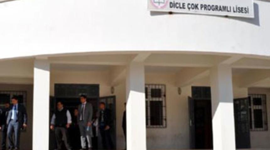 Okulda bomba patladı!