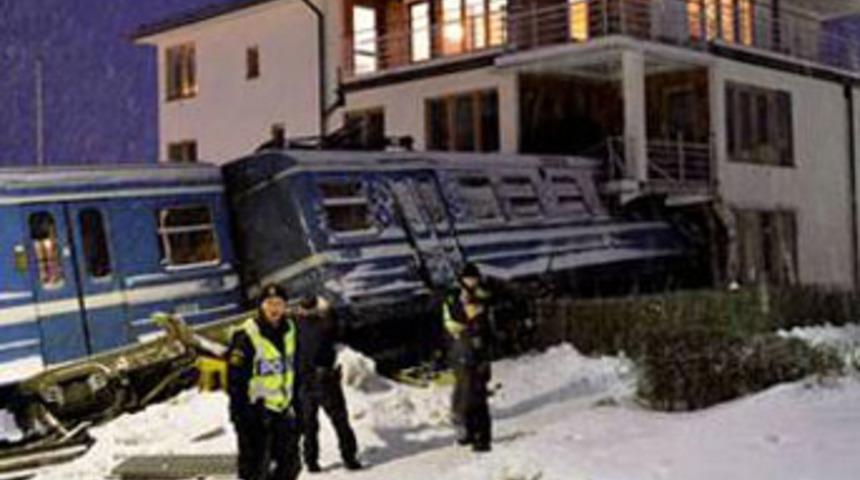 Çaldığı trenle binaya çarptı