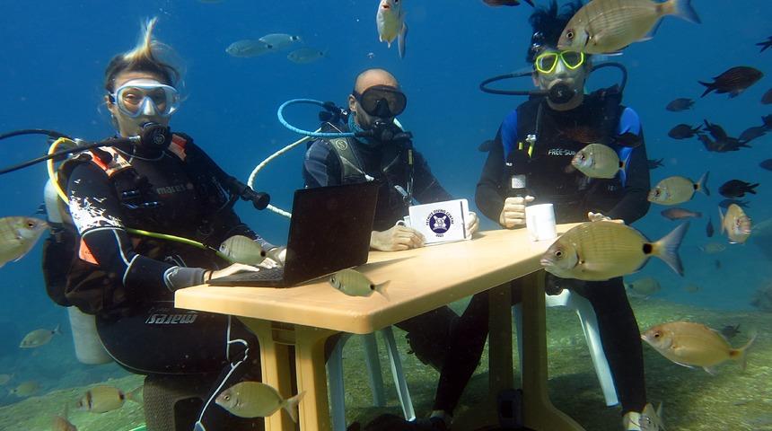 Fethiye'de dalgı&ccedil;lar su altında temsili turizm değerlendirme toplantısı yaptı