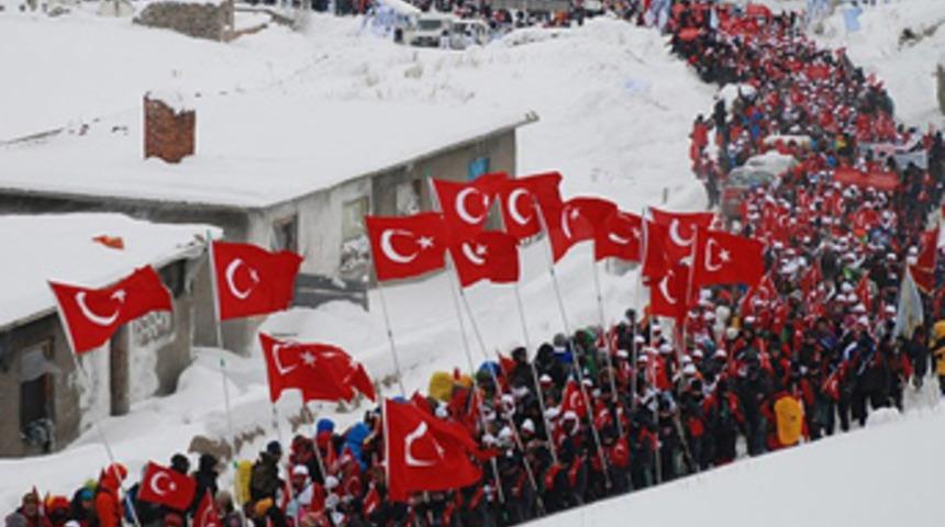 Türkiye şehitlerine yürüdü