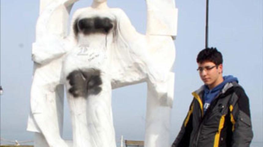 Kadın heykeline tahammül edemediler