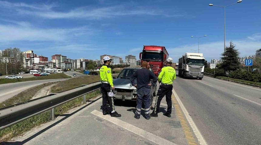 Tır ile otomobil çarpıştı