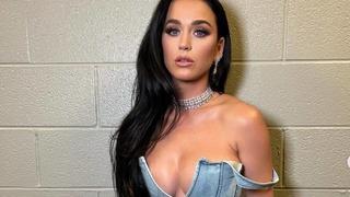 Şarkıcı Katy Perry’nin canlı yayında elbisesi koptu! İzleyenler ne yapacağını bilemedi