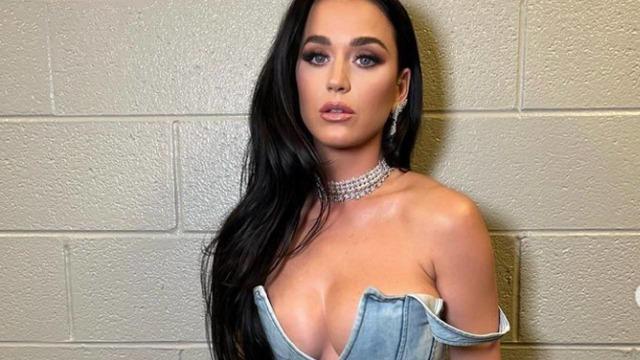 Şarkıcı Katy Perry’nin canlı yayında elbisesi koptu! İzleyenler ne yapacağını bilemedi